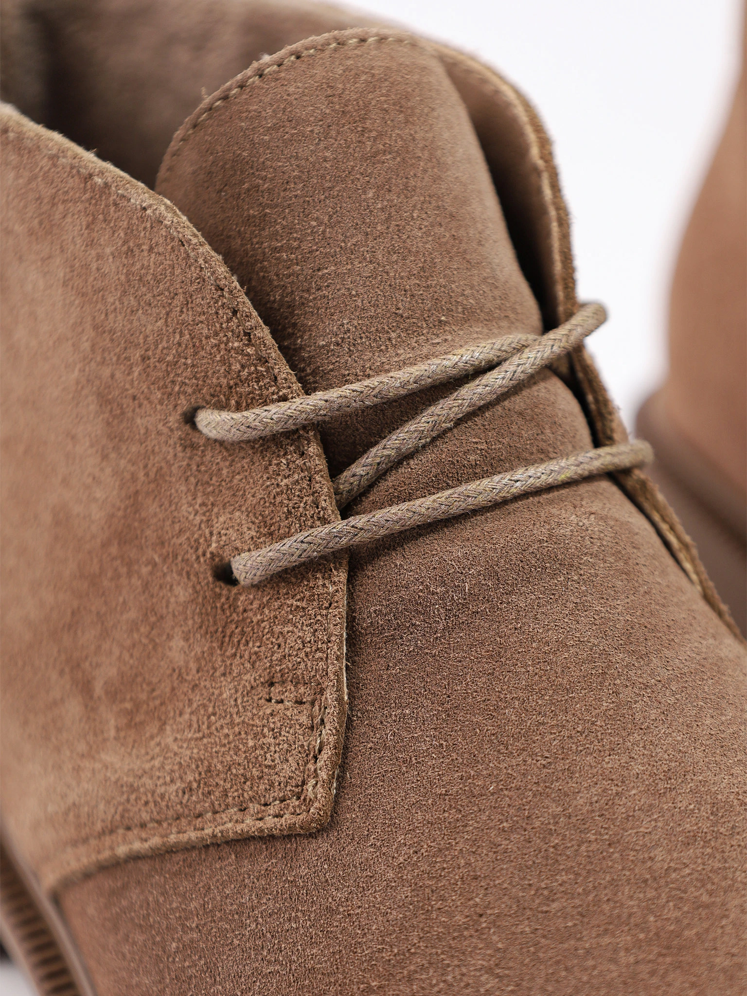 Ботинки бежевого цвета на шнуровке из натуральной замши